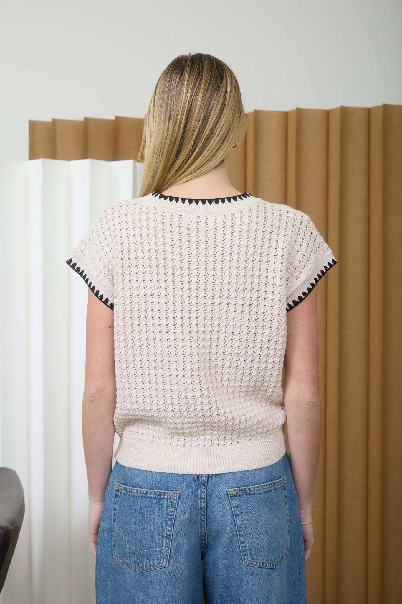TEXTURED KNIT CONTRAST TRIM SHORT SLEEVE SWEATER