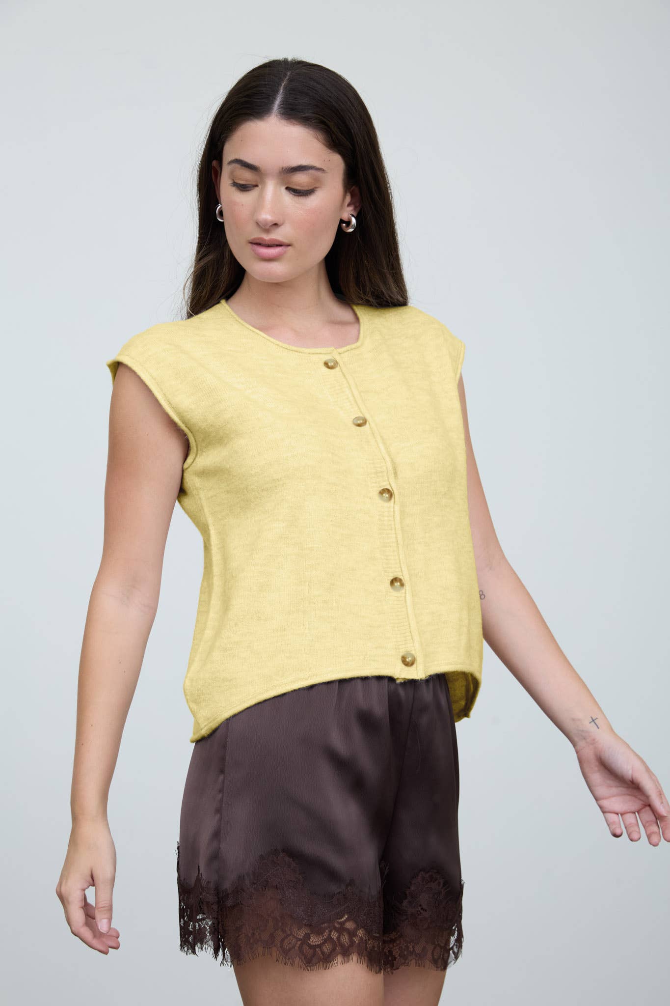 ROUND NECK SHORT SLEEVE ROLLED EDGE KNIT VEST