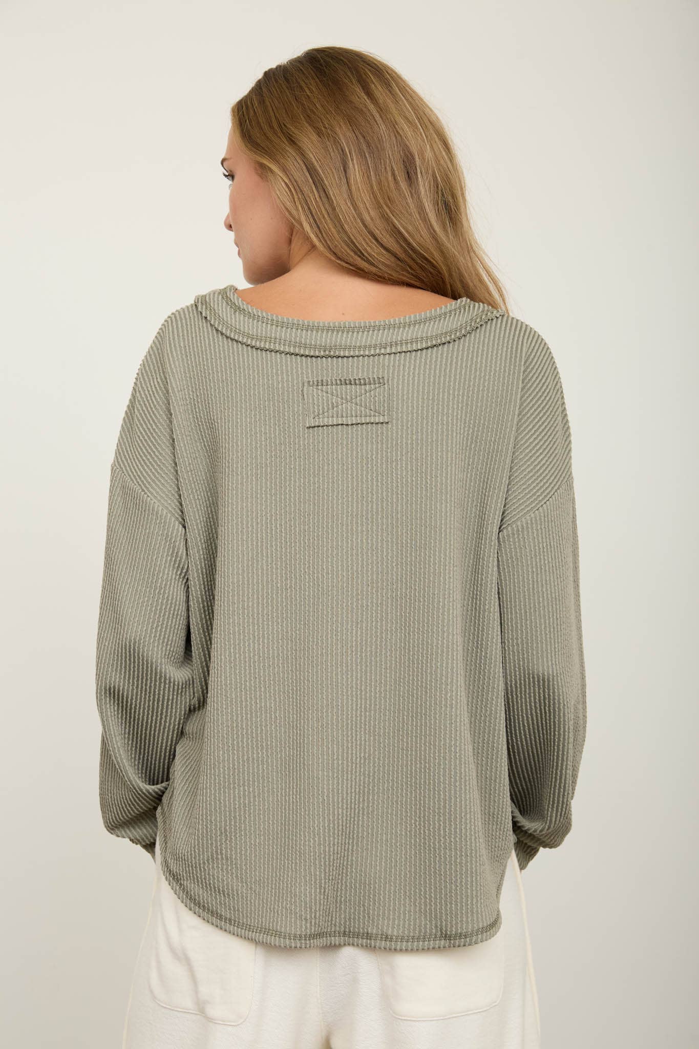 RAW EDGE V-NECK LONG SLEEVE TEXTURED KNIT TOP