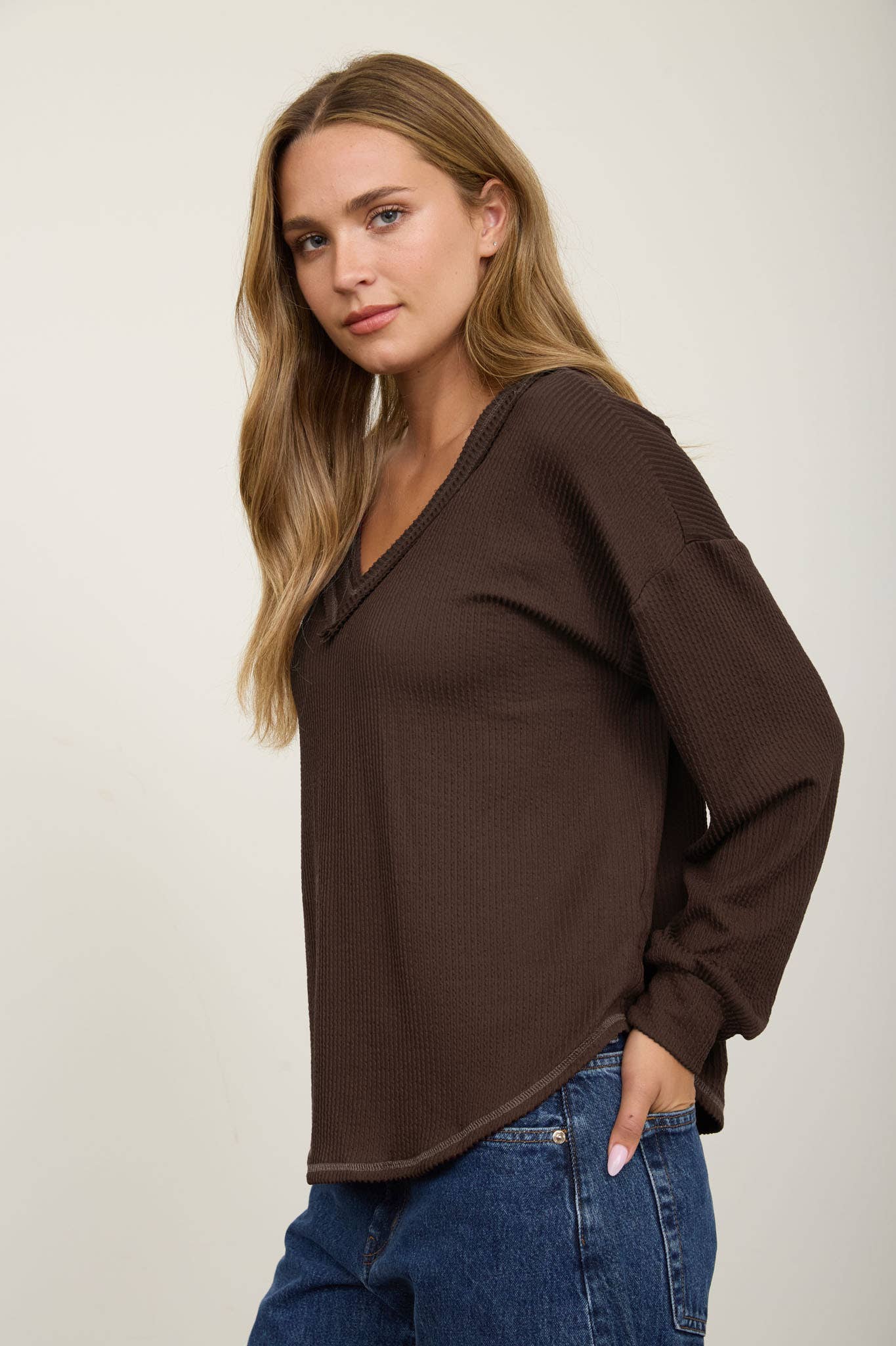 RAW EDGE V-NECK LONG SLEEVE TEXTURED KNIT TOP