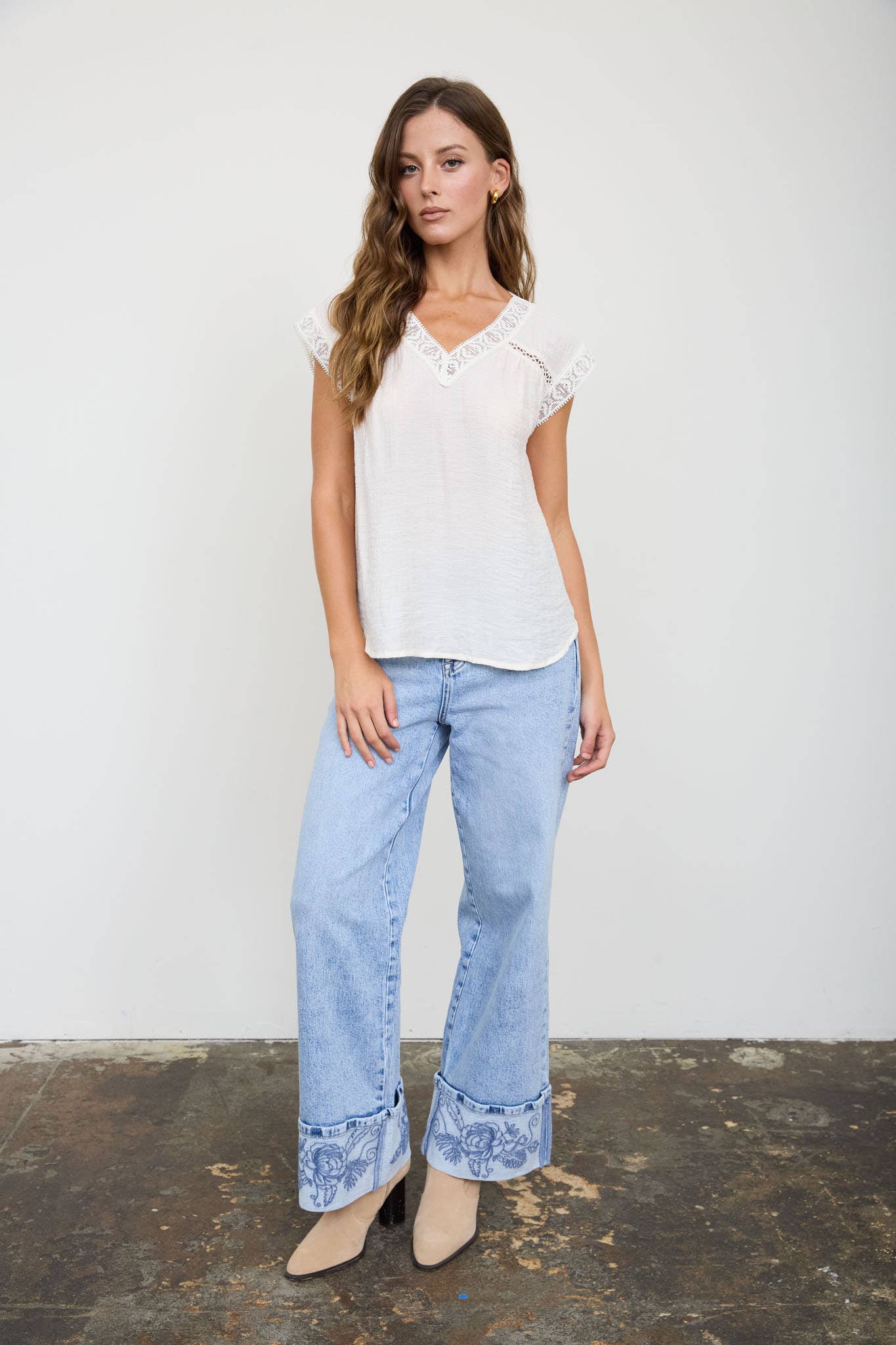 V NECK LACE TRIM CAP SLEEVE TOP