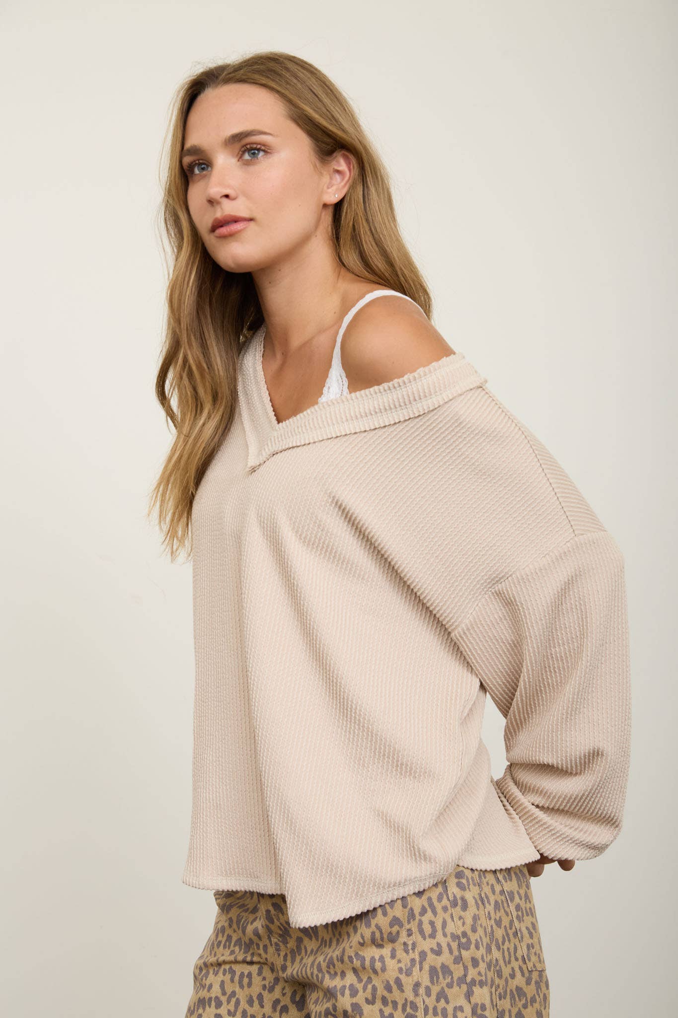 RAW EDGE V-NECK LONG SLEEVE TEXTURED KNIT TOP