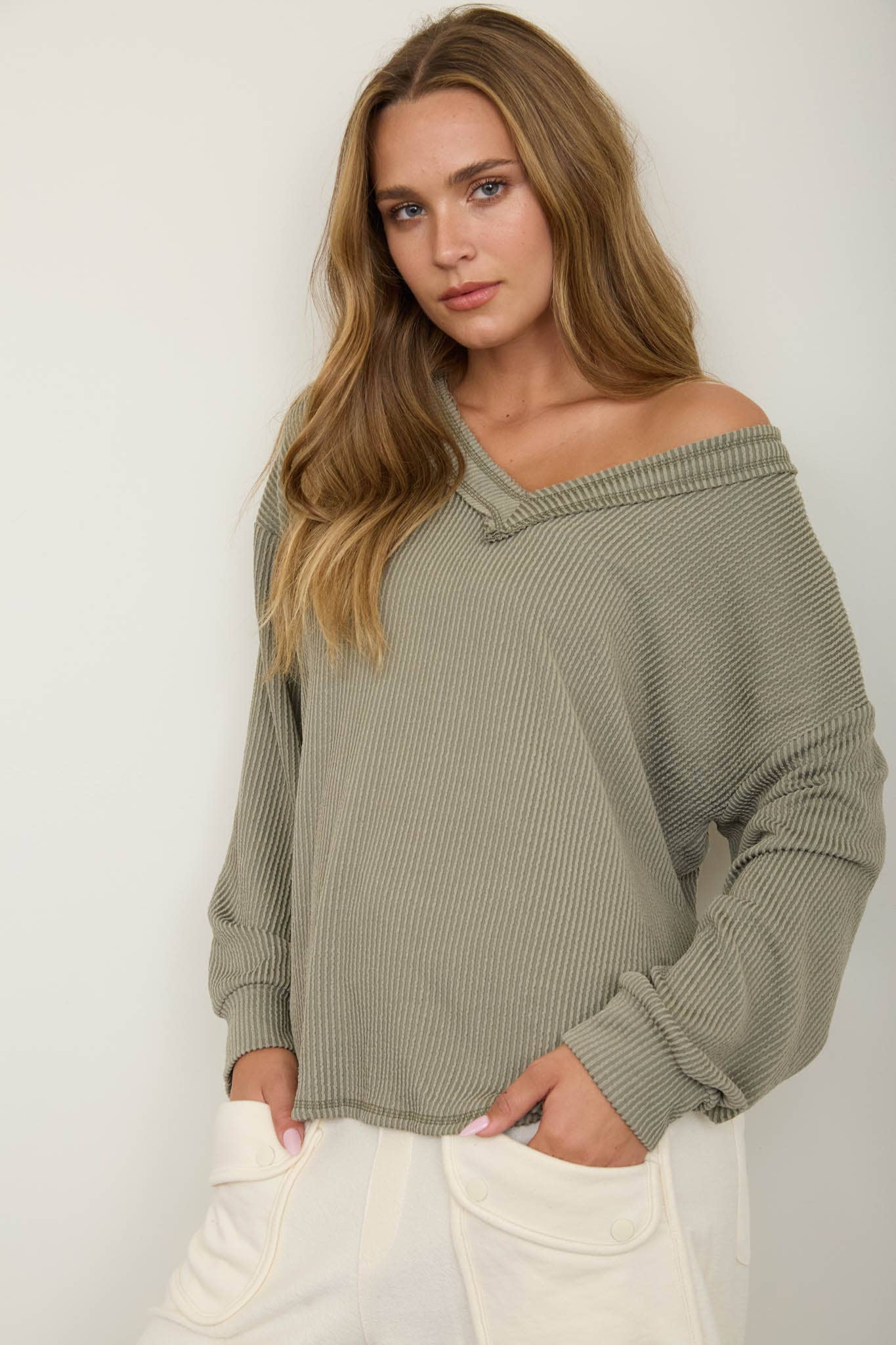 RAW EDGE V-NECK LONG SLEEVE TEXTURED KNIT TOP