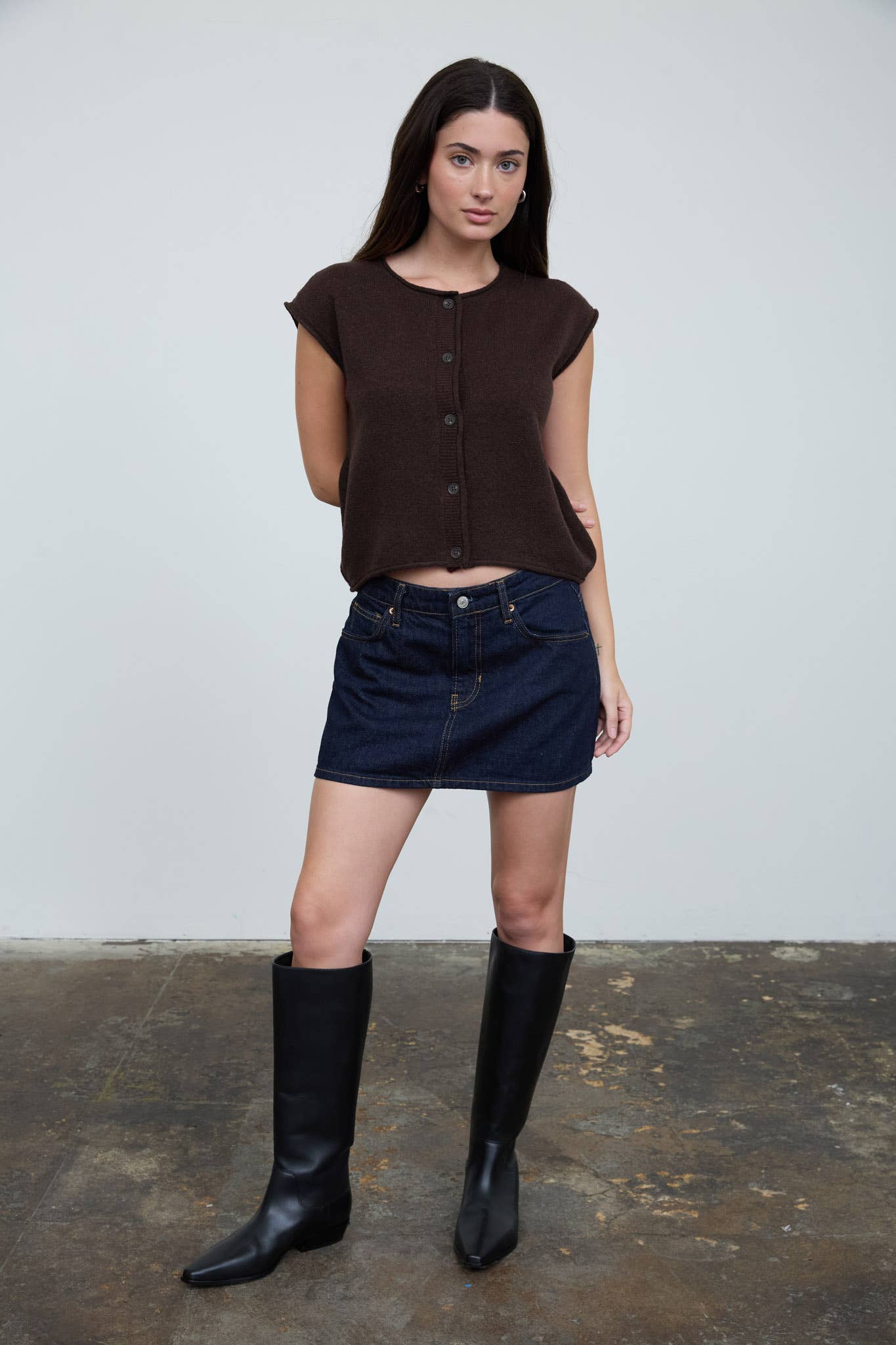 ROUND NECK SHORT SLEEVE ROLLED EDGE KNIT VEST