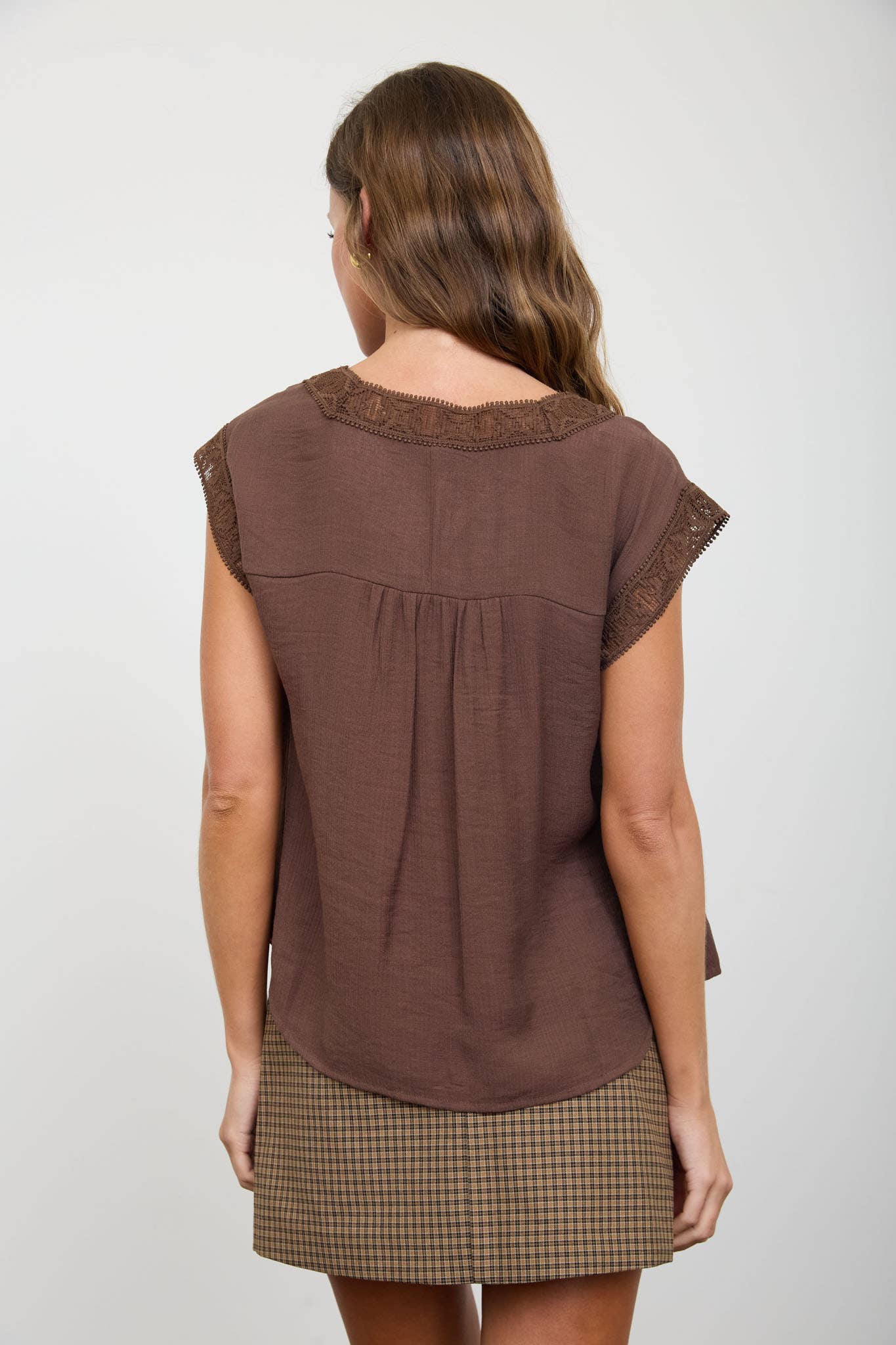 V NECK LACE TRIM CAP SLEEVE TOP