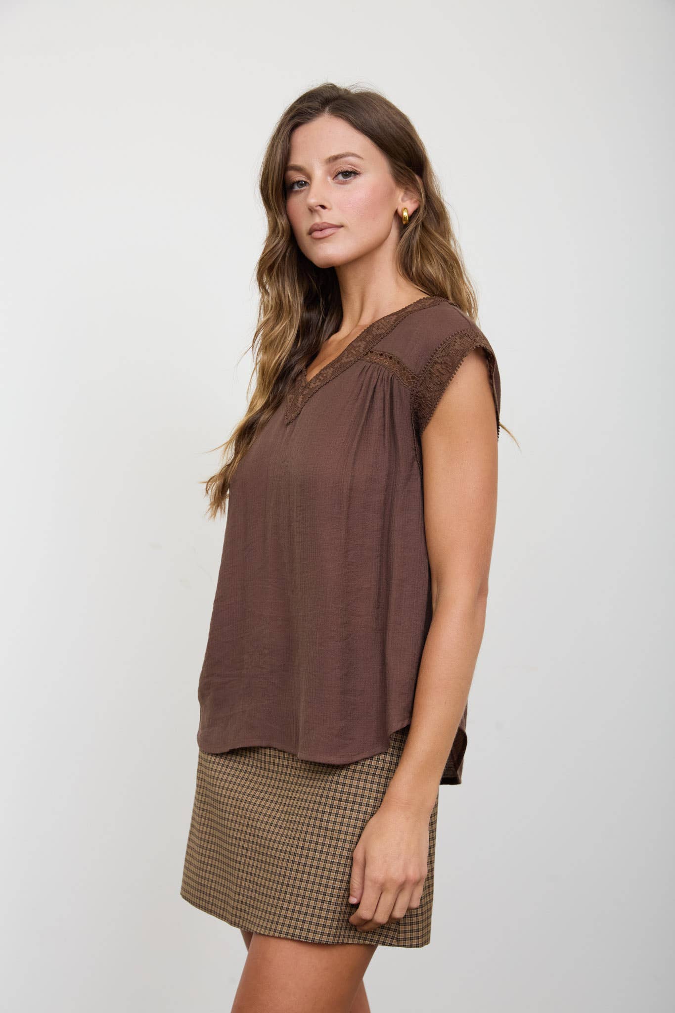 V NECK LACE TRIM CAP SLEEVE TOP