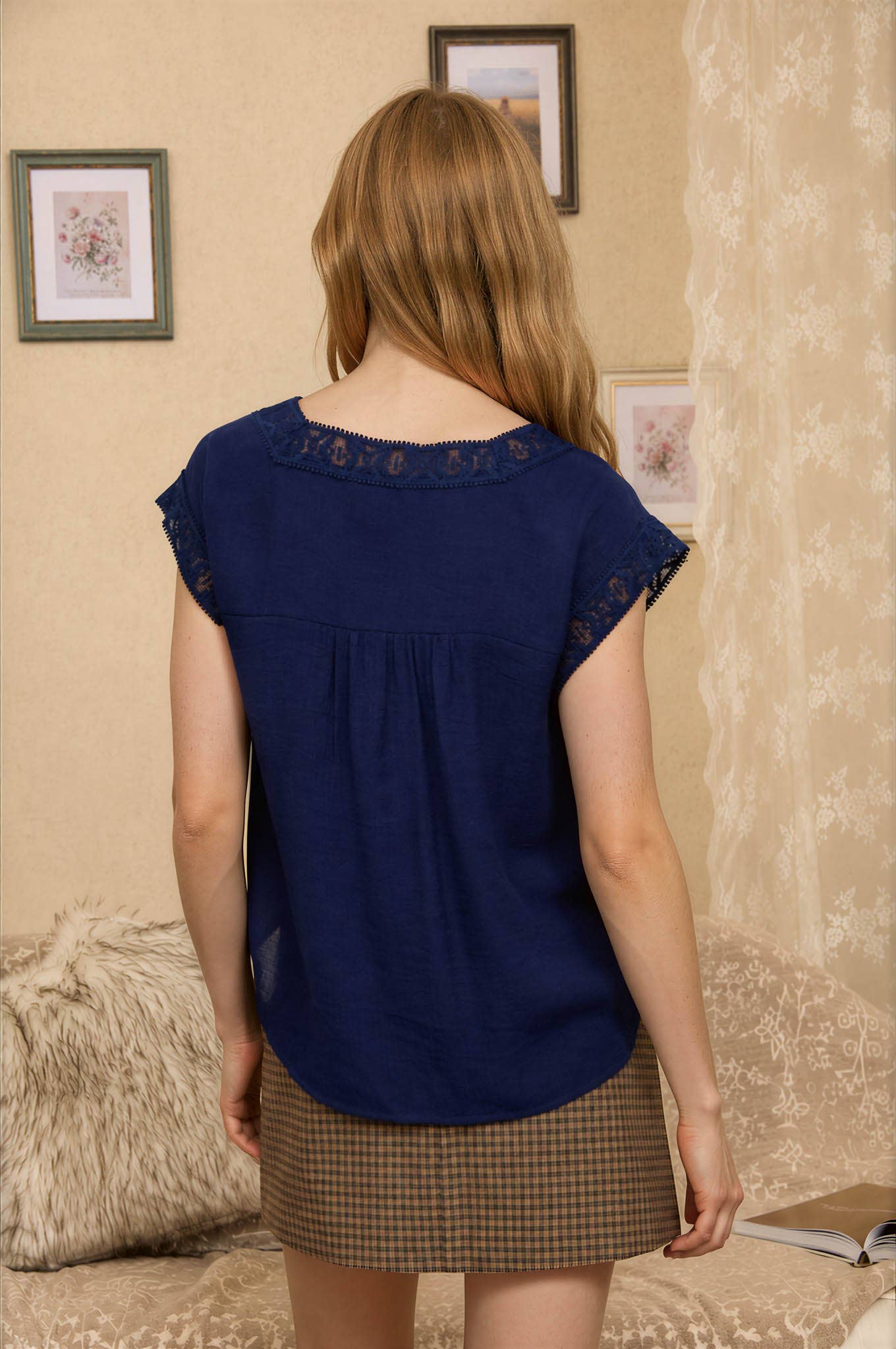 V NECK LACE TRIM CAP SLEEVE TOP