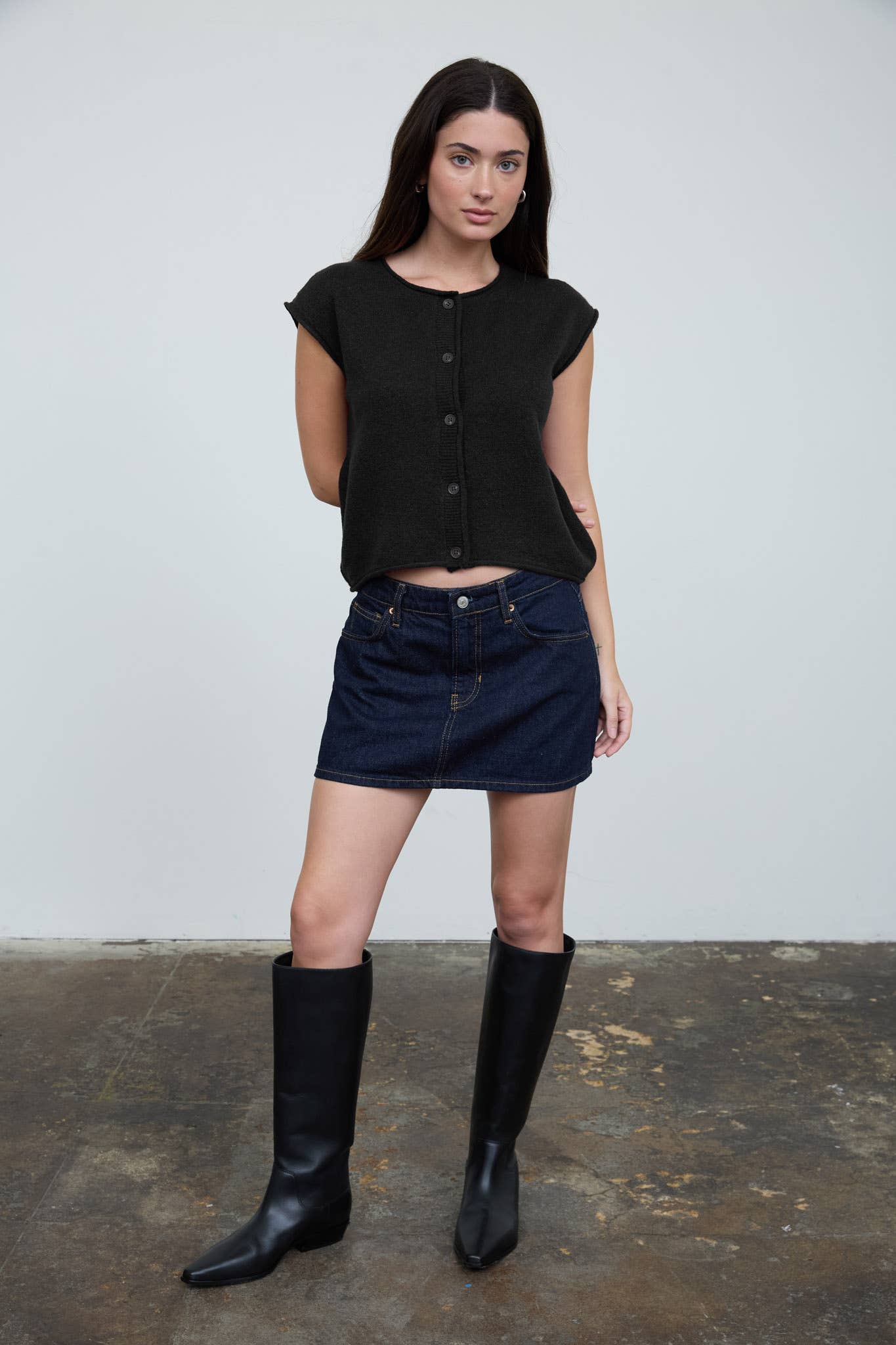 ROUND NECK SHORT SLEEVE ROLLED EDGE KNIT VEST