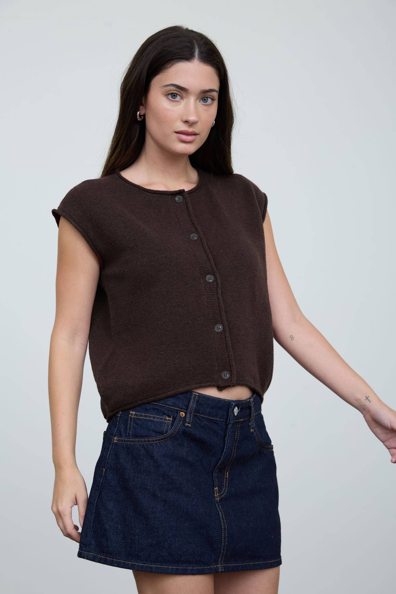ROUND NECK SHORT SLEEVE ROLLED EDGE KNIT VEST