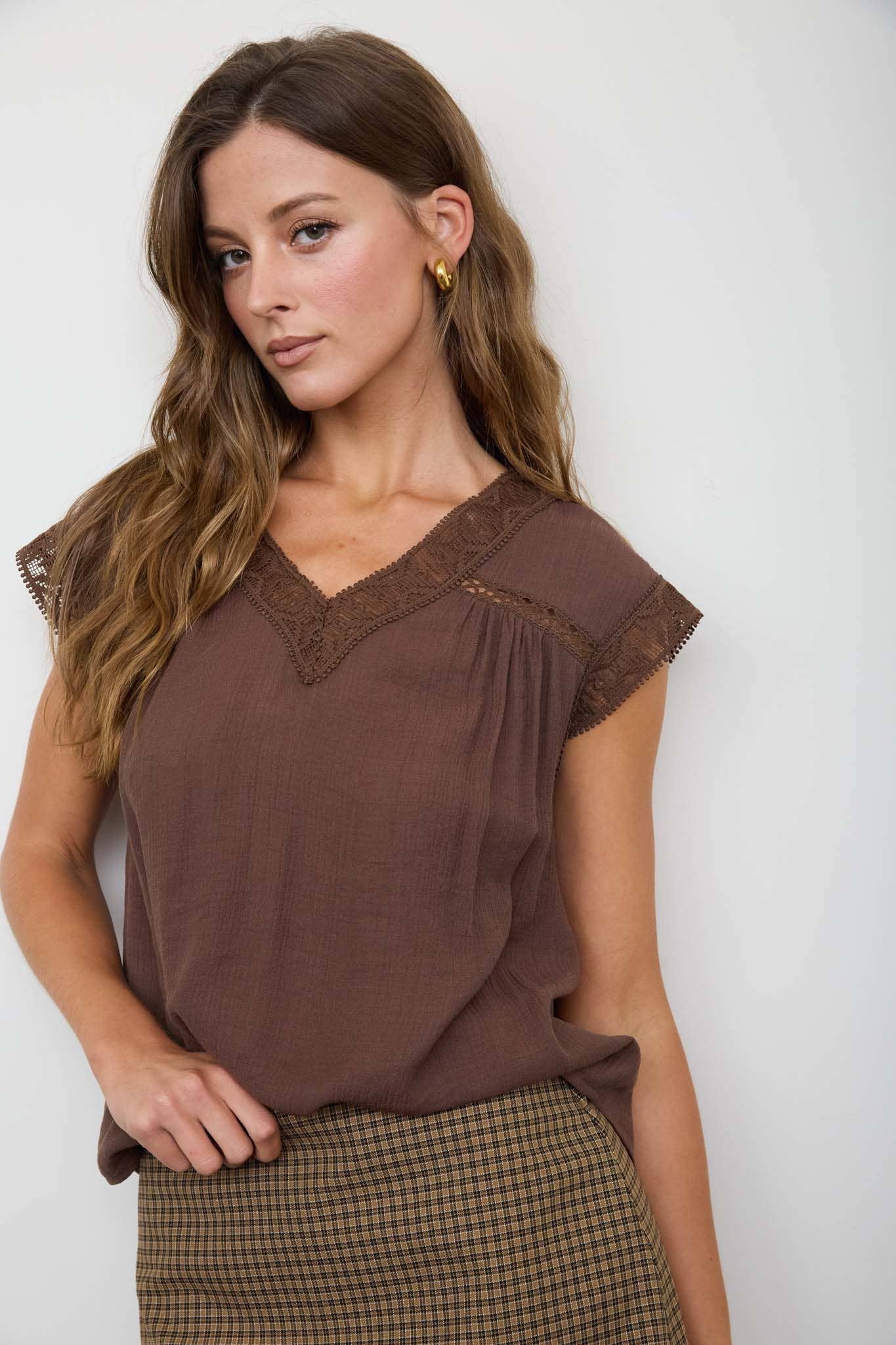 V NECK LACE TRIM CAP SLEEVE TOP