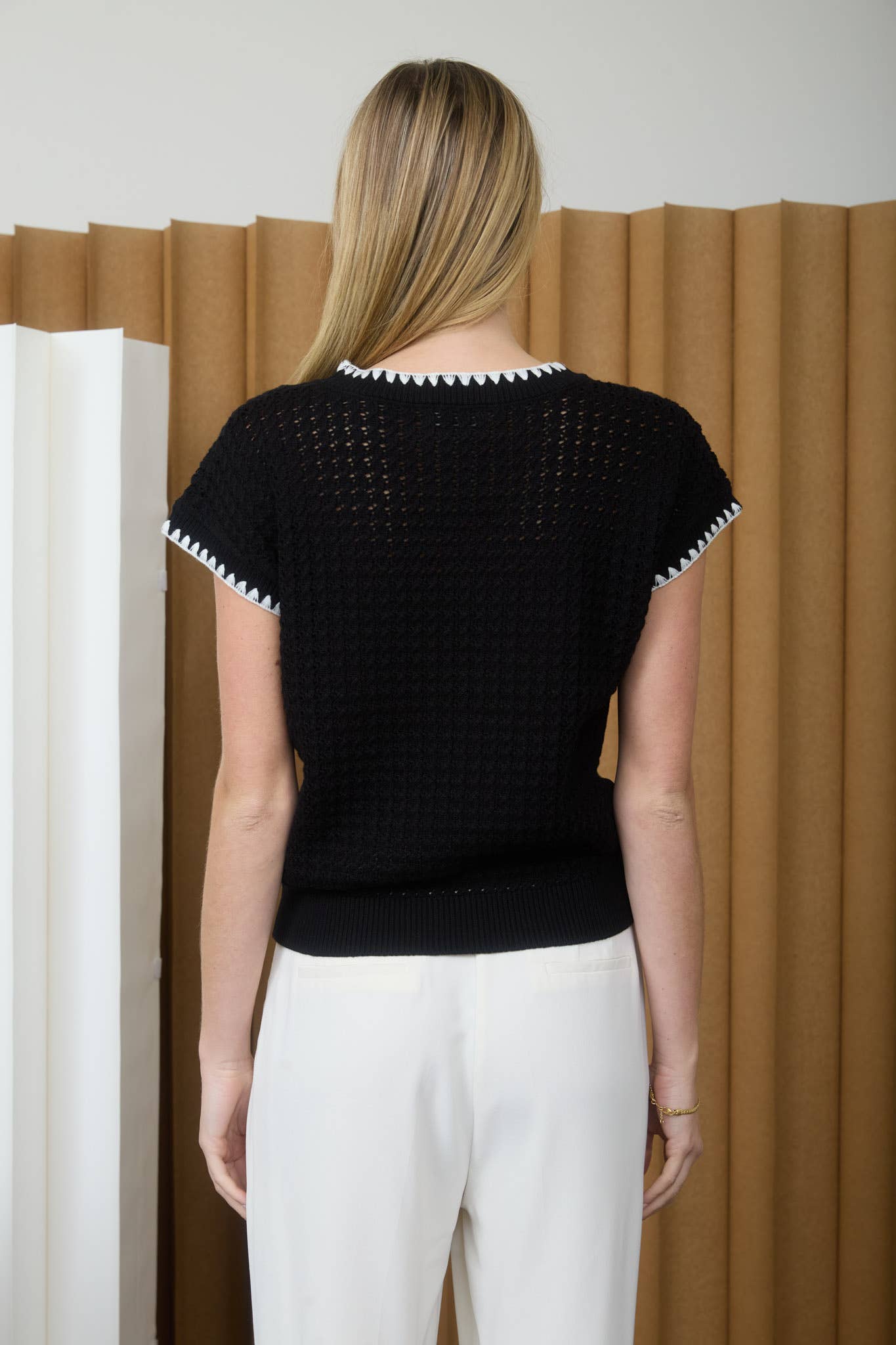 TEXTURED KNIT CONTRAST TRIM SHORT SLEEVE SWEATER