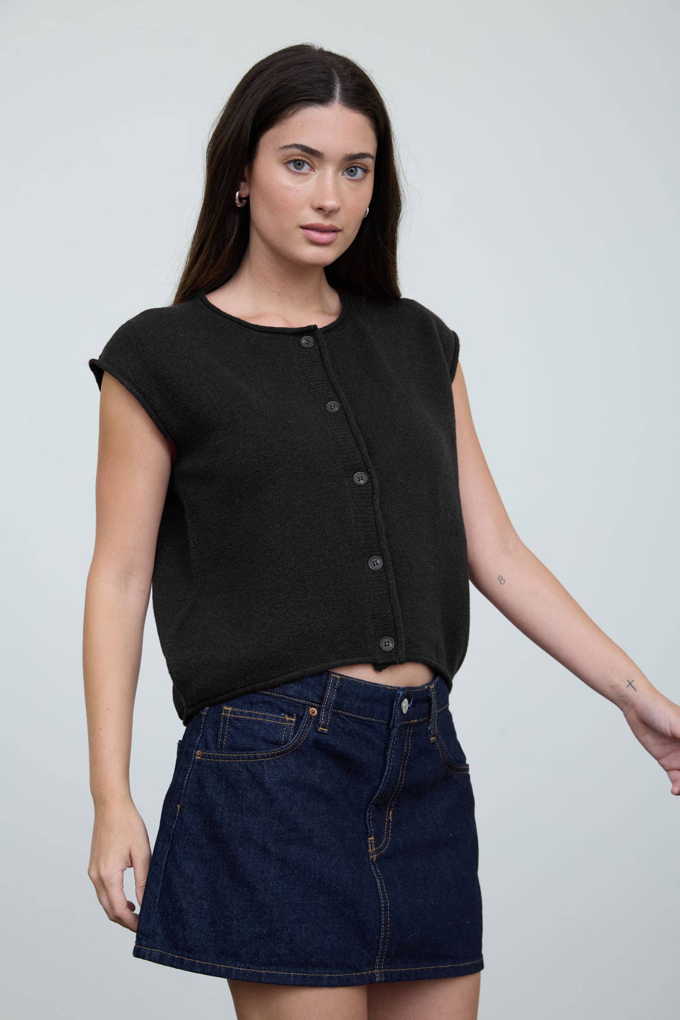 ROUND NECK SHORT SLEEVE ROLLED EDGE KNIT VEST