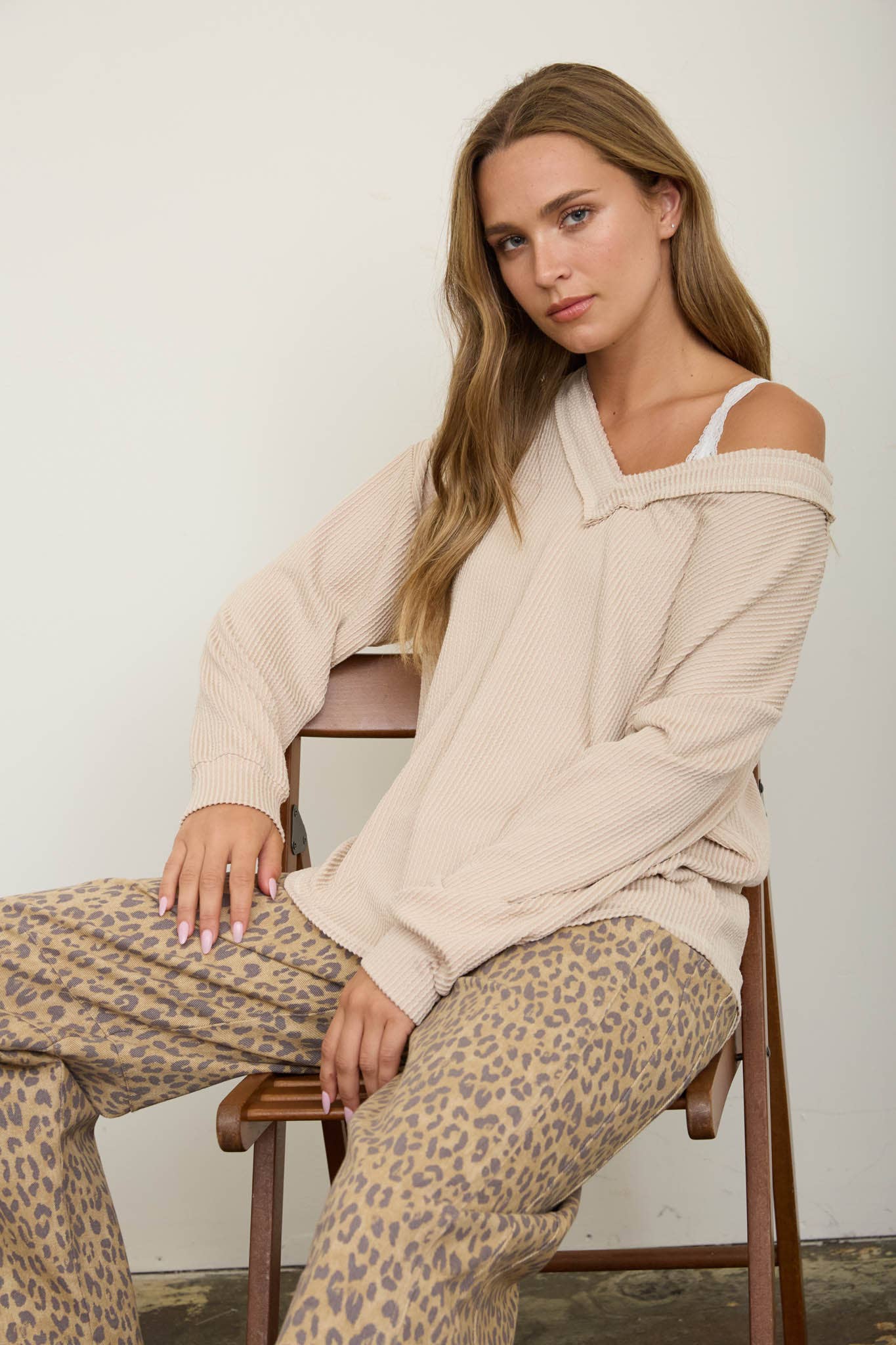 RAW EDGE V-NECK LONG SLEEVE TEXTURED KNIT TOP