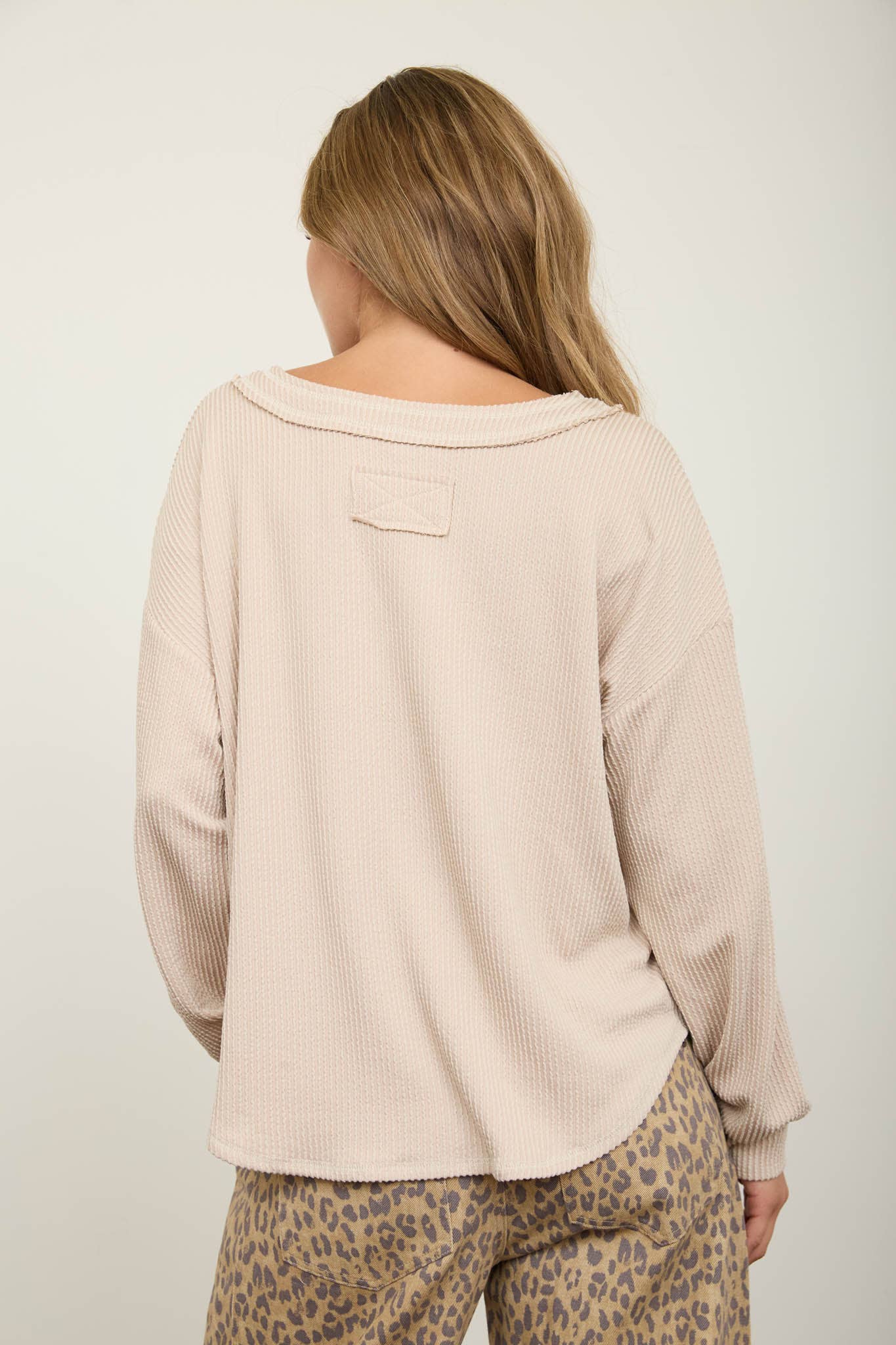 RAW EDGE V-NECK LONG SLEEVE TEXTURED KNIT TOP