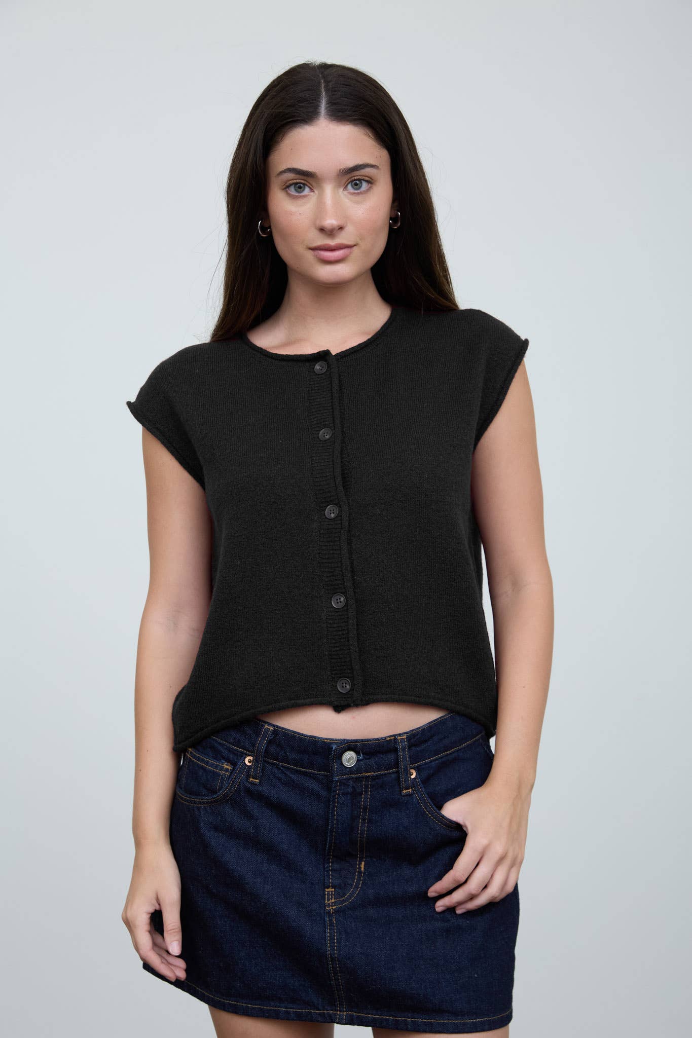 ROUND NECK SHORT SLEEVE ROLLED EDGE KNIT VEST