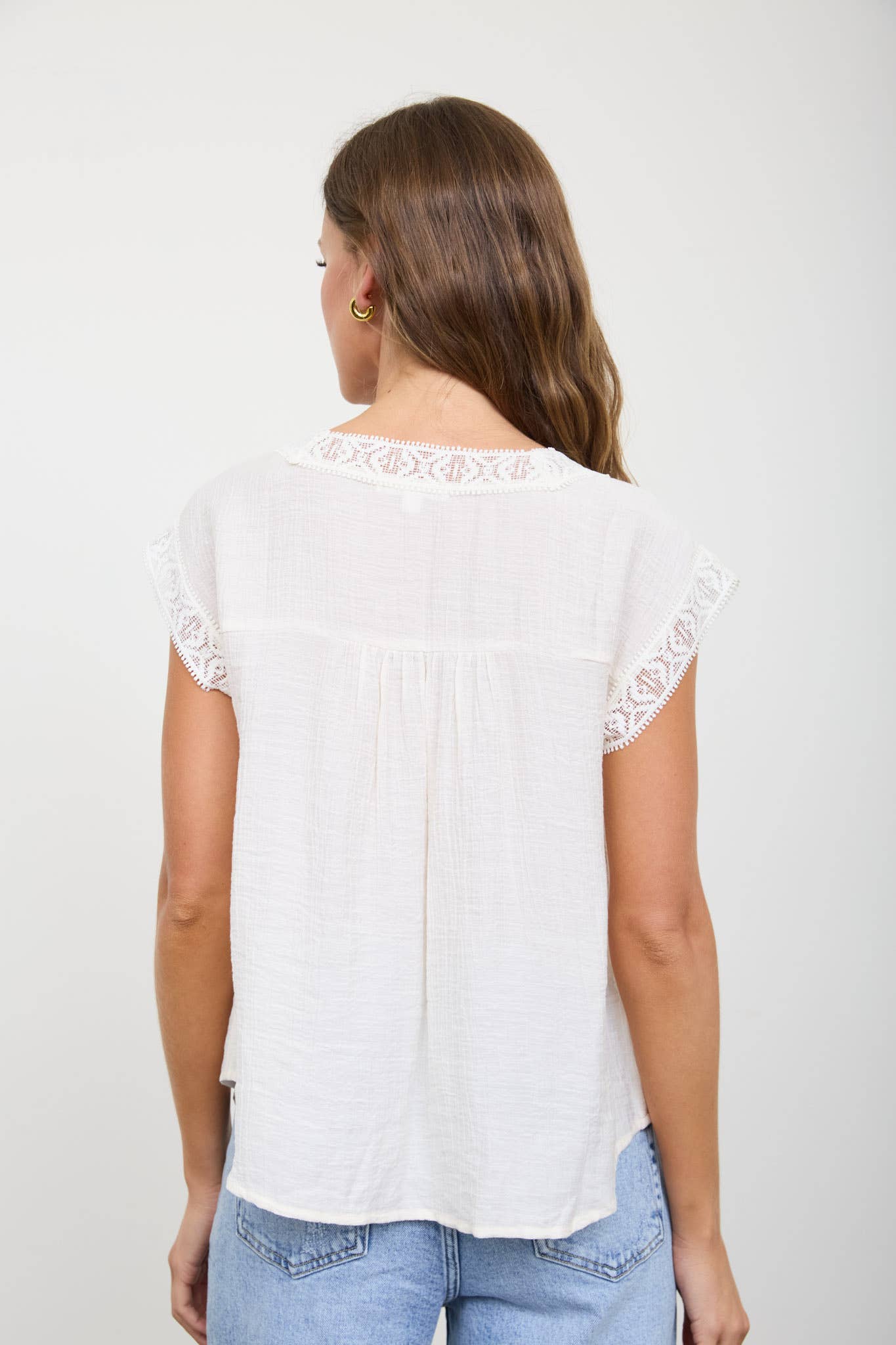 V NECK LACE TRIM CAP SLEEVE TOP