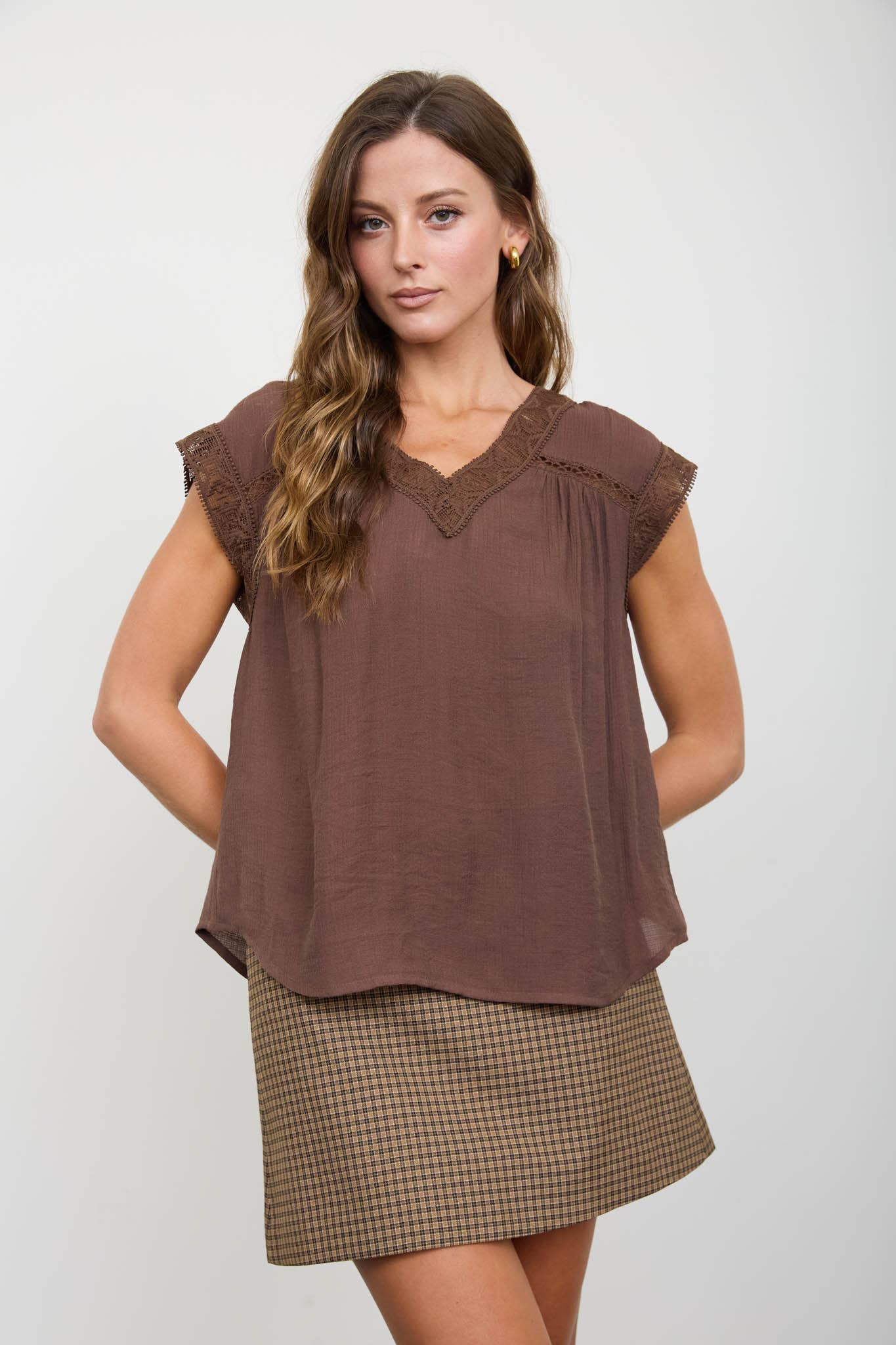 V NECK LACE TRIM CAP SLEEVE TOP