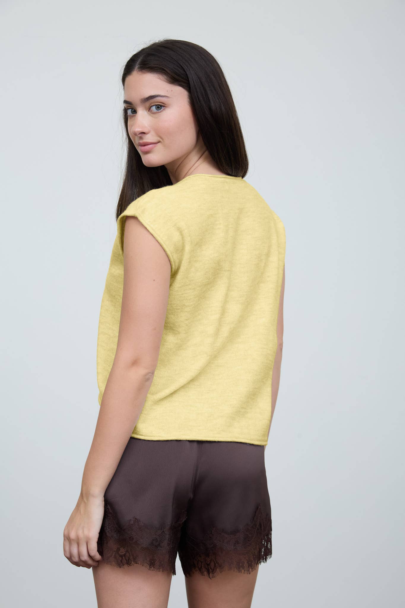 ROUND NECK SHORT SLEEVE ROLLED EDGE KNIT VEST